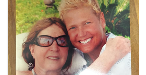 Xuxa faz homenagem à mãe que tem Mal de Parkinson. Veja o vídeo