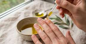 Unhas fortes após os 35 com o truque do azeite e alho que todo mundo está usando de novo