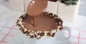 Faça um chocolate quente cremoso em minutos com apenas 4 ingredientes