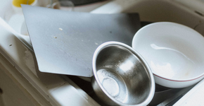 O que especialistas dizem sobre quem deixa muita louça suja na pia de casa