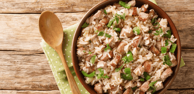 Arroz carreteiro pronto em minutos na panela de pressão com gostinho de comida caseira