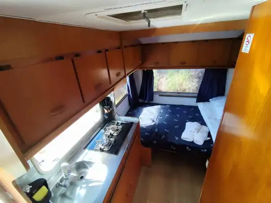 Interior de um dos trailers que podem ser alugados no Parque Nacional do Itatiaia 