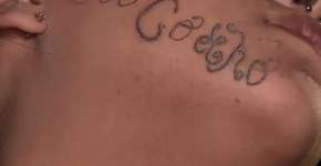 Homem tatua o próprio nome no rosto de ex