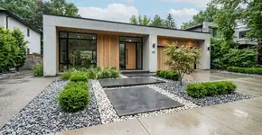 “Plantar mais não torna seu jardim mais bonito”: A moda de agora é criar espaços estilosos com menos plantas e manutenção