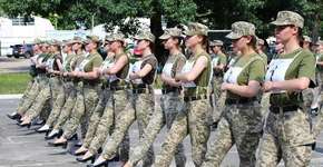 Ministério da Defesa da Ucrânia faz mulheres militares marcharem de salto alto