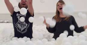 Piscina de bolinhas gigante incentiva adultos a mostrar seu ‘lado criança’