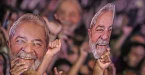 Mulher é presa em estádio por estar com máscara do Lula na bolsa