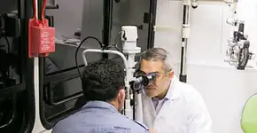 Na periferia de SP, ônibus vira consultório oftalmológico