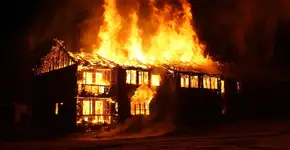 Chamas arrasadoras: incêndio incontrolável durou 4 dias e destruiu uma cidade inteira