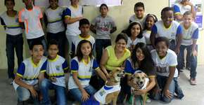 Escola adota cachorros e inclui temática de respeito aos animais no currículo