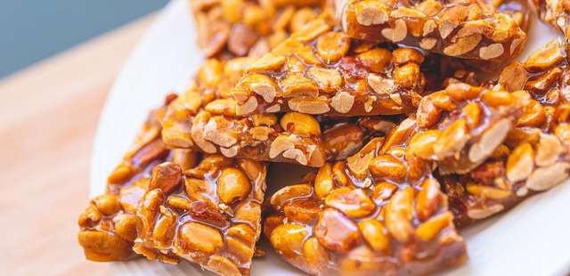 Pé de moleque com leite condensado em 12 minutos