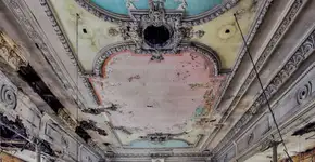 Pedestres desenham árvores no chão