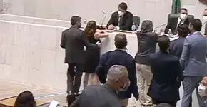 Deputado é afastado após caso de assédio e Isa Penna diz: ‘Não basta’