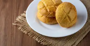 Broa de fubá irresistível para acompanhar o café
