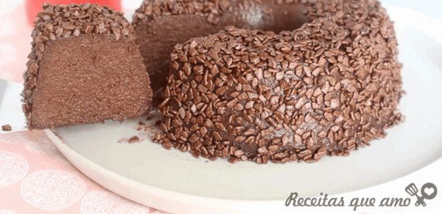 Duvidamos que você vá querer comer apenas um pedaço desse brigadeirão gelado de chocolate