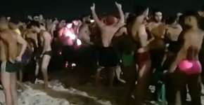 Festa com aglomeração toma conta da praia de Ipanema no Rio