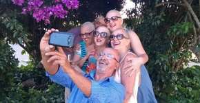 Toda família de cabeça raspada apoiando mulher com câncer