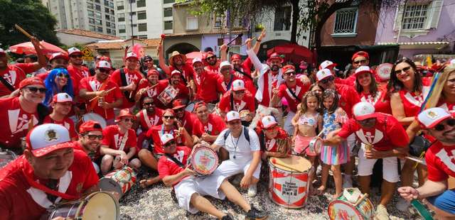 Desfile do bloco Passaram a Mão na Pompéia