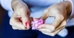 3 truques caseiros para tirar esmalte sem acetona ou removedores