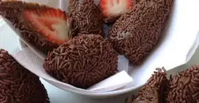 Chef ensina a fazer coxinha de brigadeiro com recheio de morango