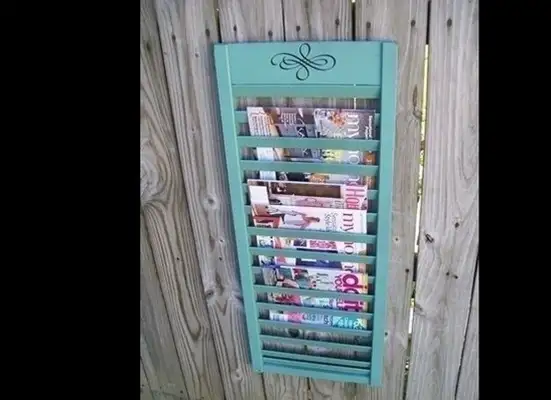 Uma antiga janela pode servir como um sofisticado revisteiro.