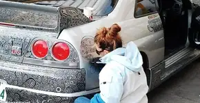 Artista pinta carro esportivo com caneta permanente
