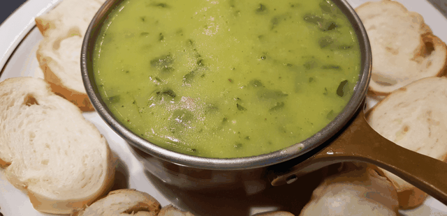 Aprenda como fazer um delicioso caldo verde em uma versão low carb e mais saudável