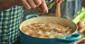 Frango suculento com batatas assadas: o almoço perfeito do fim de semana