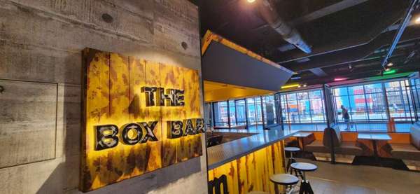 O rústico The Box Bar, que fica no complexo Sports Center