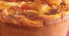 Bolo de cenoura e maçã fica lindo e delicioso