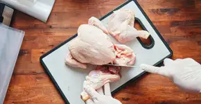 Como limpar sua tábua de cortar alimentos com 2 produtos e eliminar bactérias