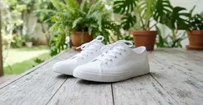 Demorei muito para entender por que o tênis branco não deve ser seco direto no sol