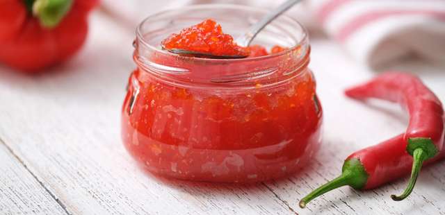 O equilíbrio perfeito entre doce e picante está nesta geleia de pimenta com maçã verde