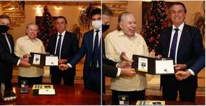 Sem máscara, Bolsonaro encontra Silvio Santos para entregar homenagem