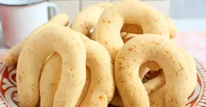 Biscoitinhos de queijo crocantes por fora e macios por dentro