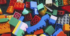 O Reddit tem uma dica para limpar os pincéis usando Lego