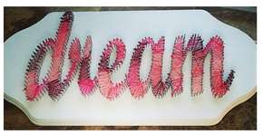 Faça um porta casaco customizado com madeira, pregos e barbantes