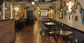 Lola Bar une arte, drinks autorais e comidinhas veganas