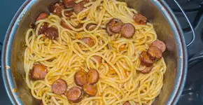 Macarrão com calabresa fácil e cheio de sabor