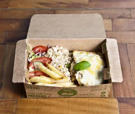 Beringela à parmeggiana preparada com molho de tomate concassé e pesto de manjericão, servida com arroz, batatas palito e saladinha (reprodução/Facebook/VeggiesnaPraça)