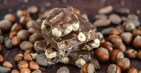 O clássico ficou melhor: pé de moleque com leite condensado e chocolate