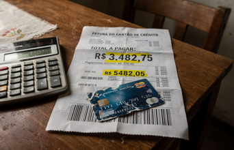 Tertiary news: Por que o seu cartão de crédito vira um vilão quando você ignora esse sinal no fechamento da fatura