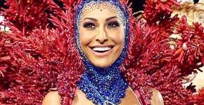 Sabrina Sato desfila com fantasia de material nada convencional