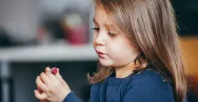 Adultização: menina de 3 anos faz tutorial de maquiagem