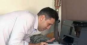 Fisioterapeuta faz e imprime currículos para ajudar desempregados