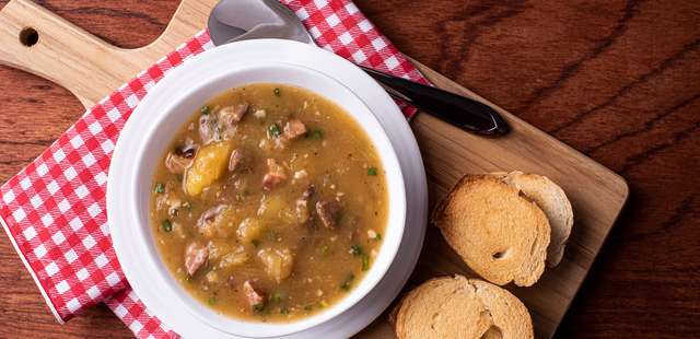 Cremoso e cheio de sabor: experimente este caldo de mandioca