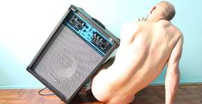 Artista usa nu artístico para promover venda de objetos