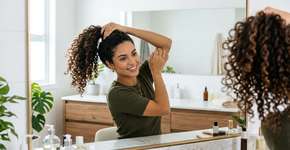 O rabo de cavalo alto torcido é um penteado preso fácil para o dia a dia que alonga e moderniza os cabelos cacheados