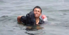 Menino chora ao chegar na Espanha pelo mar amarrado em garrafas plásticas