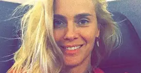 Carolina Dieckmann dispensa biquíni e posa de sutiã na praia